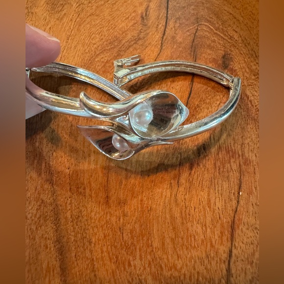 Avon Dainty Silver Pearl Lily Bracelet - Picture 4 of 6